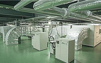 印刷工場の上階に設けられた空調などの機械室